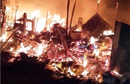 Cháy dữ dội sát trường tiểu học SOS, người dân vội ôm tài sản bỏ chạy