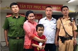Bé trai người Chăm 7 tuổi lạc bố mẹ khi đi xem đội tuyển Việt Nam đá với Malaysia