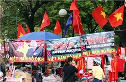 Chung kết lượt đi AFF 2018 Việt Nam - Malaysia: Cờ đỏ, băng rôn hình HLV Park Hang-seo ngập tràn đường phố 