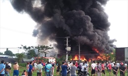 Người dân bất chấp nguy hiểm đứng livestream đám cháy lớn từ xưởng chứa phế liệu