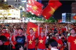 Cổ động viên TP Hồ Chí Minh ăn mừng bàn thắng đầu tiên của đội tuyển Việt Nam