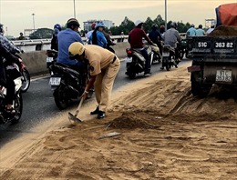 CSGT vất vả dọn dẹp cát trên cầu vượt Quang Trung