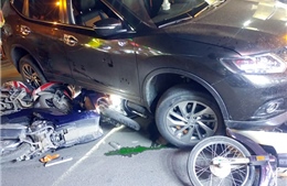 Ô tô ‘điên’ tông 5 xe máy, 4 người bị thương 