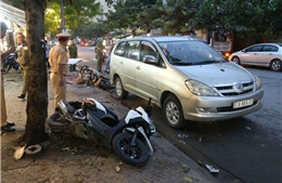 Tránh ô tô đỗ bên đường, hai xe máy gặp nạn