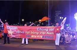 Người hâm mộ đổ về đường Lê Duẩn chờ xem trận tứ kết Asian Cup 2019 giữa Việt Nam và Nhật Bản
