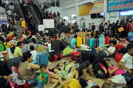 Hành khách nằm ngồi vạ vật, ngủ ngoài trời kín đặc ga Sài Gòn để đợi tàu khởi hành 