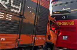 Xe tải chuyển phát nhanh tông xe khách chở hàng chục trẻ em trên cao tốc TP Hồ Chí Minh- Trung Lương