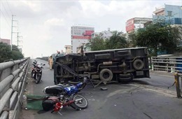 Ô tô tải va chạm với xe máy gây tai nạn liên hoàn làm 8 người thương vong