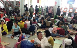 Hàng trăm hành khách vật vạ ở ga Sài Gòn do sự cố tàu trật bánh ở Bình Thuận