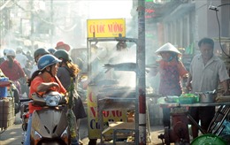 Người dân TP Hồ Chí Minh đổ xô đi mua cá lóc nướng ngày vía Thần tài