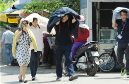 Người dân TP Hồ Chí Minh &#39;khổ sở&#39; dưới tiết trời nắng nóng 