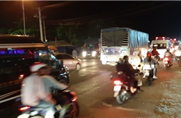 Hàng ngàn người &#39;rồng rắn&#39; chạy xe suốt đêm về TP Hồ Chí Minh cho kịp ngày đi làm đầu tiên sau Tết