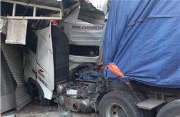 Xe container lao vào nhà dân ven đường, 6 người may mắn thoát nạn 