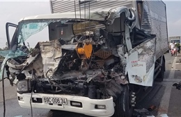 Xe tải đâm xe cẩu khiến 2 người chết 1 người bị thương