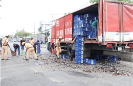 Xe tải đánh rơi hàng chục thùng bia, giao thông ùn tắc nghiêm trọng