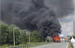 Xe container bốc cháy trên cao tốc, giao thông ùn tắc nghiêm trọng