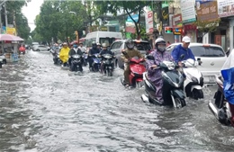 Mưa lớn, nhiều tuyến đường ở TP Hồ Chí Minh biến thành sông 
