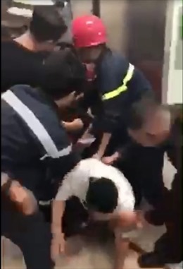 Giải cứu 21 người mắc kẹt trong thang máy ở trung tâm TP Hồ Chí Minh 