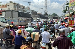 TP Hồ Chí Minh ùn tắc giao thông nghiêm trọng tại công trình xây dựng mới cầu Bưng