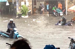 Mưa lớn, nước chảy xiết như suối trên đường TP Hồ Chí Minh, cuốn trôi cả người và xe máy