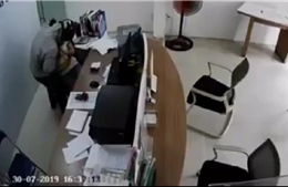 Truy tìm đối tượng kề dao vào cổ nữ nhân viên  để cướp tài sản 