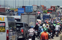 Cửa ngõ phía Đông TP Hồ Chí Minh kẹt cứng hơn 6 tiếng vì một xe cẩu chết máy