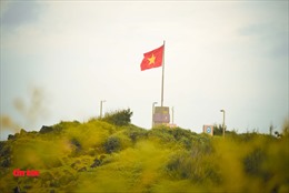 Cờ Tổ quốc hiên ngang trên Cột cờ chủ quyền đảo Phú Quý 