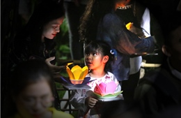 Sông Sài Gòn lung linh đèn hoa đăng trong ngày lễ Vu Lan báo hiếu