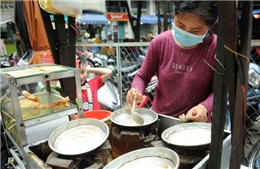 &#39;Tuyệt chiêu&#39; của chị bán bánh dùng muôi vẽ hình thú