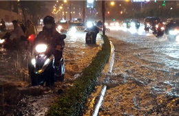 Mưa lớn kéo dài, nhiều tuyến đường tại TP Hồ Chí Minh ngập nặng 