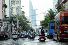 Triều cường cao kỷ lục, hàng loạt tuyến đường trung tâm TP Hồ Chí Minh chìm trong nước