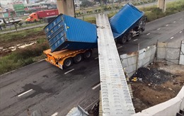 Xe container đâm sập cầu bộ hành trên xa lộ Hà Nội