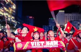 Cổ động viên TP Hồ Chí Minh ồ ạt xuống đường &#39;tiếp lửa&#39; cho đội tuyển Việt Nam