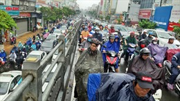 Giao thông ùn tắc nghiêm trọng, người dân TP.HCM co ro trong cơn mưa lạnh sáng đầu tuần