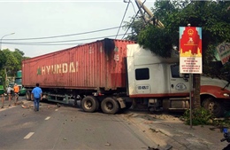 Xe container nổ lốp đâm sập nhà dân