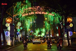 Đường phố TP Hồ Chí Minh lung linh chào đón năm mới 2020
