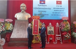 Truy tặng Huân chương Hoàng gia hạng Nhất của Vương quốc Campuchia cho Thiếu tướng Hoàng Thế Thiện 