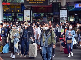 Đề phòng dịch cúm do virus Corona, người dân TP Hồ Chí Minh đeo khẩu trang khi di chuyển nơi đông người