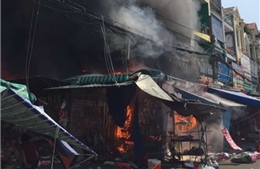 Cháy rụi cửa hàng kinh doanh chợ Hạnh Thông Tây (TP Hồ Chí Minh)