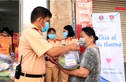 TP Hồ Chí Minh: CSGT trao quà cho người có hoàn cảnh khó khăn