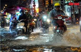 Mưa lớn, nhiều tuyến đường TP Hồ Chí Minh biến thành sông