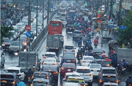 TP Hồ Chí Minh mưa lớn, nhiều tuyến đường xảy ra ùn tắc kéo dài