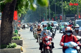 Người dân TP Hồ Chí Minh đối diện với đợt nắng nóng cao điểm trên diện rộng