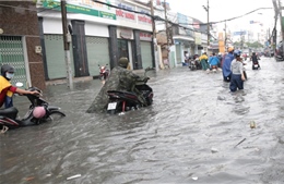 TP Hồ Chí Minh tiếp tục mưa lớn, nhiều tuyến đường bị ngập nặng