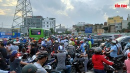 TP Hồ Chí Minh: Kẹt xe kinh hoàng trên đoạn đường qua công trình xây dựng cầu Bưng 