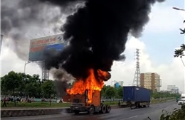 Xe container bốc cháy dữ dội trên xa lộ Hà Nội