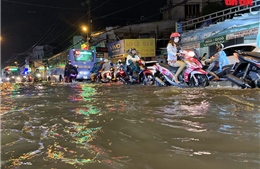 Nhiều tuyến đường thành sông sau cơn mưa lớn ở TP Hồ Chí Minh