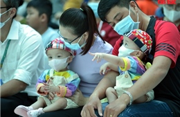 Hai bé Trúc Nhi và Diệu Nhi đón Tết Trung thu ở bệnh viện