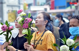 Dâng hoa sen, gõ chuông cầu bình an cho cha mẹ trong mùa Vu lan báo hiếu