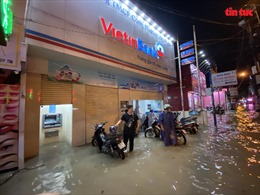 Hàng loạt tuyến đường TP Hồ Chí Minh chìm trong biển nước sau cơn mưa như trút